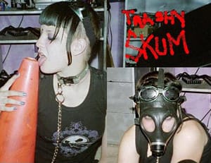 Представителка на индъстриъл субкултурата с типични аксесоари