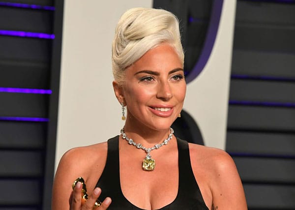 ЛЕЙДИ ГАГА ЗАБЛЕСТЯ С 128 КАРАТА НА ОСКАРИТЕ