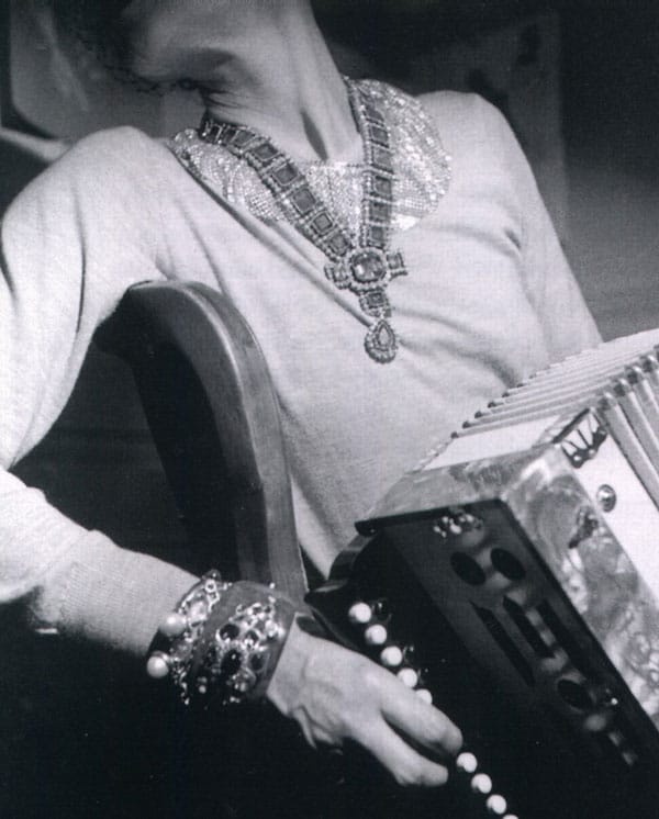 КОКО ШАНЕЛ: ТРИУМФЪТ НА ИЗТЪНЧЕНАТА ПРОСТОТА