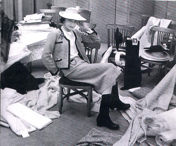 КОКО ШАНЕЛ: ТРИУМФЪТ НА ИЗТЪНЧЕНАТА ПРОСТОТА