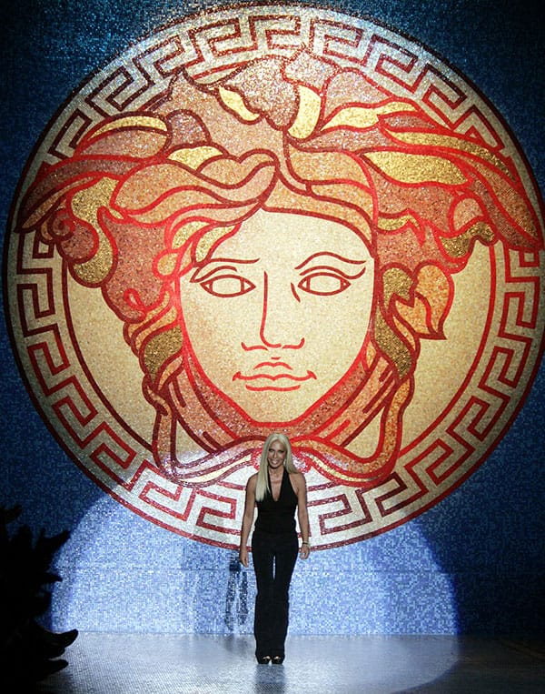 КОЯ Е ДОНАТЕЛА ВЕРСАЧЕ?