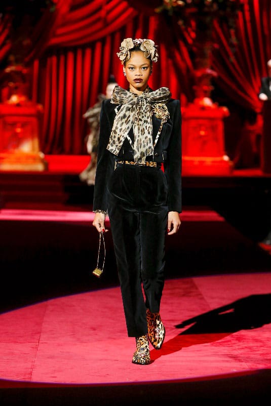 НЕОН, ЦВЕТЯ, КАРЕ И ОЩЕ ИЗНЕНАДИ В ЕДИН АРТИСТИЧЕН МИКС