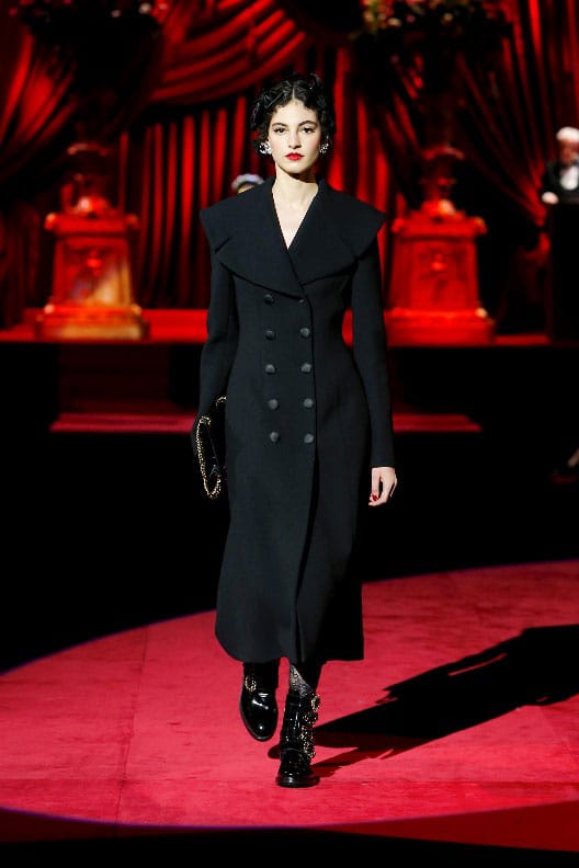 НЕОН, ЦВЕТЯ, КАРЕ И ОЩЕ ИЗНЕНАДИ В ЕДИН АРТИСТИЧЕН МИКС