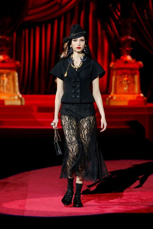 НЕОН, ЦВЕТЯ, КАРЕ И ОЩЕ ИЗНЕНАДИ В ЕДИН АРТИСТИЧЕН МИКС