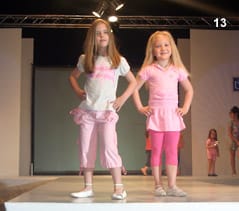 Малките модели от агенция “Каста Дива” представиха облеклата на “Дарк 7”.