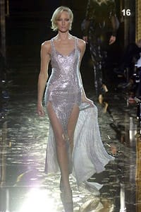 Модел на Джулиън Макдоналд