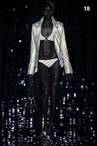 Модел на Джулиън Макдоналд