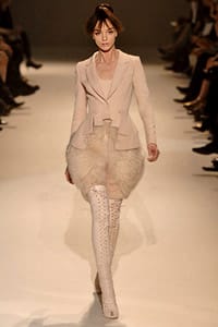 Модели на Рикардо Тиши за модна къща “Живанши”