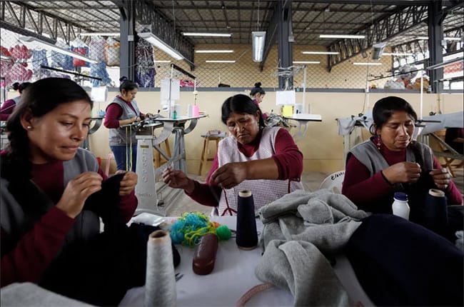 Затворниците са тихите шивачи, които създават облекла, които носим, без да знаем. 