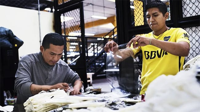 Затворниците са тихите шивачи, които създават облекла, които носим, без да знаем. 