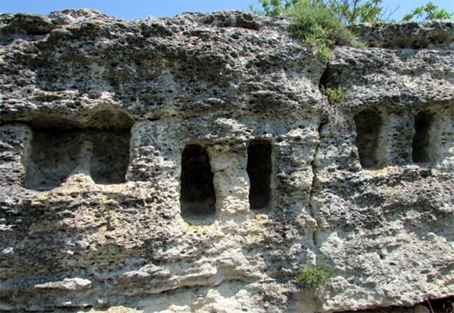 Скалните ниши край село Красен