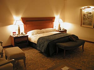 Хотел “Армани” и сградата, в която ще бъде разположен