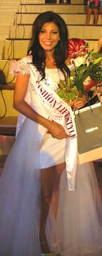 Гергана Чакърова е щастлива с лентата за най-чаровна девойкае на „Fashion Lifestyle Magazine”