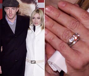 Режисиорът Гай Ричи, добавя нещо свое към пръстенът с който предлага брак на Мадона