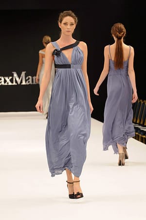 Силуетът за есента и зимата е точен и структуриран, актуални са лъскавите материи