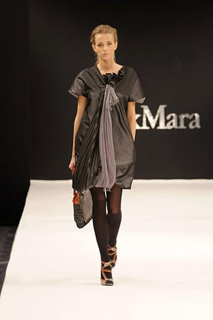 Силуетът за есента и зимата е точен и структуриран, актуални са лъскавите материи