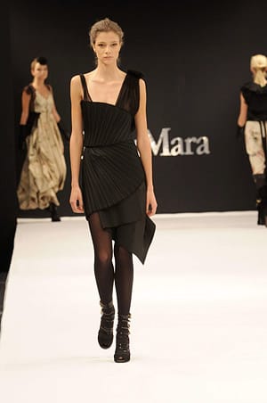 Силуетът за есента и зимата е точен и структуриран, актуални са лъскавите материи