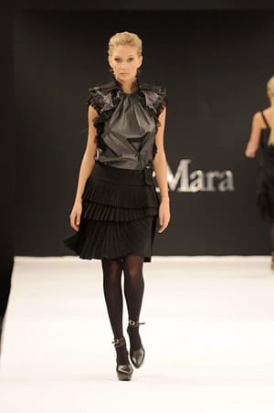 Силуетът за есента и зимата е точен и структуриран, актуални са лъскавите материи