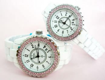 Модел на Шанел от 18-каратово бяло злато и любимите камъни на мадмоазел Коко Шанел - диамантите