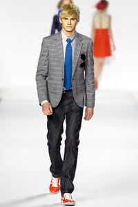 Модел от мъжката линия на Марк Джейкъбс