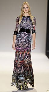 Модел на Матю Уилямсън за колекция пролет-лято 2009 на „H&M”