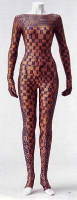 ИСЕЙ МИЯКЕ ИЛИ КОГАТО ИЗТОКЪТ СРЕЩА ЗАПАДА