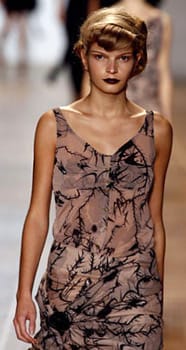 ИСЕЙ МИЯКЕ ИЛИ КОГАТО ИЗТОКЪТ СРЕЩА ЗАПАДА