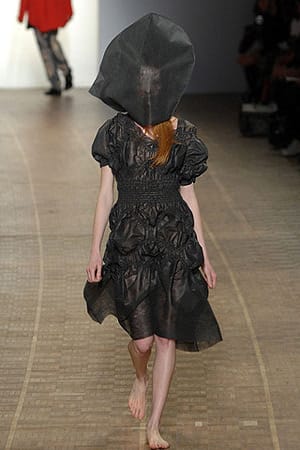 ИСЕЙ МИЯКЕ ИЛИ КОГАТО ИЗТОКЪТ СРЕЩА ЗАПАДА