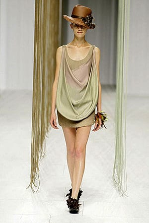 ИСЕЙ МИЯКЕ ИЛИ КОГАТО ИЗТОКЪТ СРЕЩА ЗАПАДА