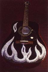 Китарата на Дулсе Мария, апликирана от Мария и Симеон Късметски със скъпите кристали