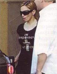 Мадона, облечена в дреха на Мария и Симеон Късметски