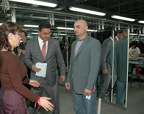 Г-н Димитров демонстрира немачкаемостта на костюмите, изработени по технологията 