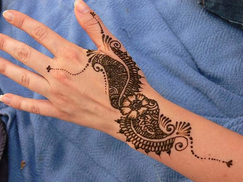 Рисунки с хена (къна) по метода „мехнди”