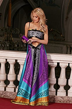 * Елински орнаменти и митологични образи превръщат дамите в богини