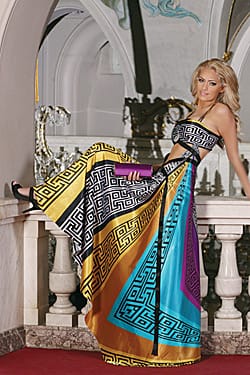 * Елински орнаменти и митологични образи превръщат дамите в богини