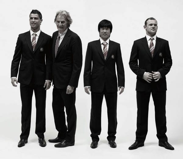 Сър Пол Смит (вторият от ляво на дясно) заедно с футболисти на “Манчестър Юнайтед”.