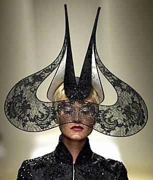 ШАПКАТА – МОДНИЯТ ПРИЯТЕЛ НА ЛЯТОТО