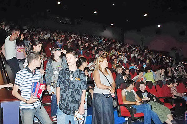 СМЯХ И ЗАБАВЛЕНИЯ В “ЗОРАТА НА ДИНОЗАВРИТЕ”