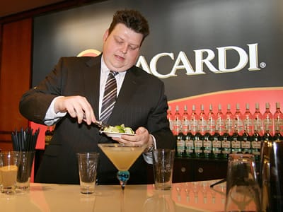 С ПЪРВОКЛАСЕН КОКТЕЙЛ В РЪКА – У ДОМА