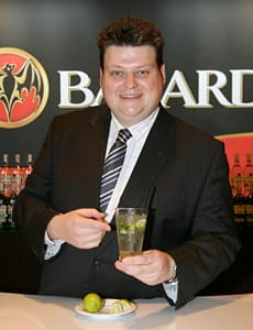 С ПЪРВОКЛАСЕН КОКТЕЙЛ В РЪКА – У ДОМА