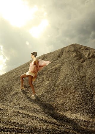 МЛАДИ ДИЗАЙНЕРИ СЪЗДАВАТ СЛЪНЧЕВА КОЛЕКЦИЯ