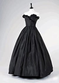 ПРОДАДОХА СКАНДАЛНА РОКЛЯ НА ПРИНЦЕСА ДАЯНА