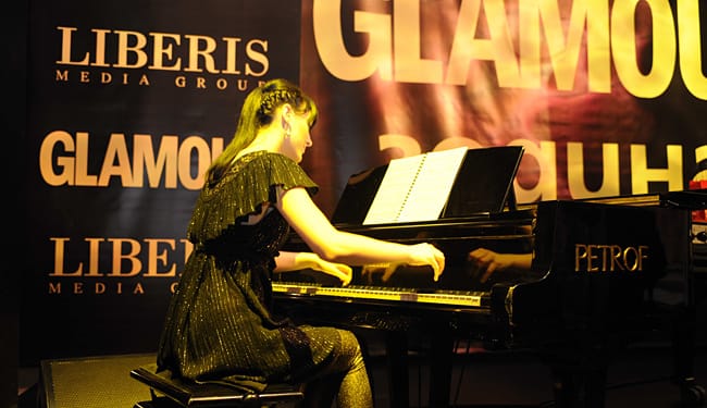 СПИСАНИЕ GLAMOUR ОТПРАЗНУВА 1 ГОДИНА НА БЪЛГАРСКИЯ ПАЗАР