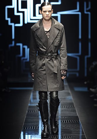 РОК, ПЪНК И ДОЗА ФУТУРИЗЪМ В НОВАТА МЪЖКА КОЛЕКЦИЯ НА ВЕРСАЧЕ