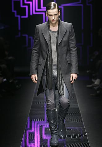 РОК, ПЪНК И ДОЗА ФУТУРИЗЪМ В НОВАТА МЪЖКА КОЛЕКЦИЯ НА ВЕРСАЧЕ