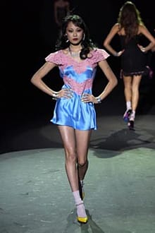 БЕТСИ ДЖОНСЪН: „МОДАТА ЗА МЕН Е НАЧИН ДА ОТСТОЯВАМ ИДЕИТЕ СИ”