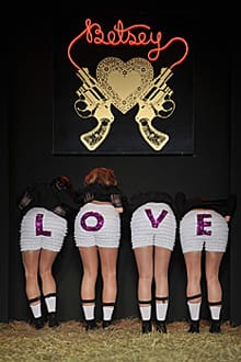 БЕТСИ ДЖОНСЪН: „МОДАТА ЗА МЕН Е НАЧИН ДА ОТСТОЯВАМ ИДЕИТЕ СИ”