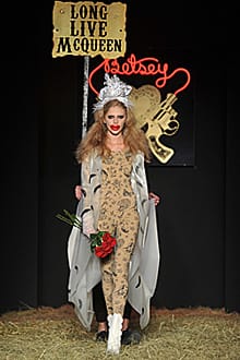 БЕТСИ ДЖОНСЪН: „МОДАТА ЗА МЕН Е НАЧИН ДА ОТСТОЯВАМ ИДЕИТЕ СИ”