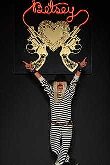 БЕТСИ ДЖОНСЪН: „МОДАТА ЗА МЕН Е НАЧИН ДА ОТСТОЯВАМ ИДЕИТЕ СИ”