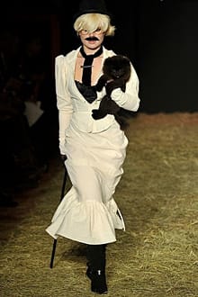 БЕТСИ ДЖОНСЪН: „МОДАТА ЗА МЕН Е НАЧИН ДА ОТСТОЯВАМ ИДЕИТЕ СИ”